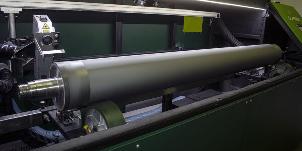 Anilox roll positioned inside the Eclipse R2000 cleaning chamber